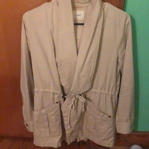 Drawstring fastened jacket